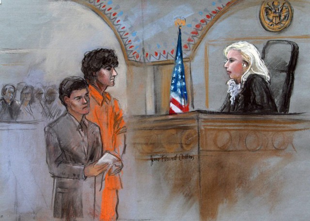 Hình vẽ minh họa nghi phạm đánh bom giải chạy Boston Marathon, Dzhokhar Tsarnaev đứng cạnh luật sư của hắn Miriam Conrad trong phiên tòa xét xử ở thành phố Boston, Mỹ.