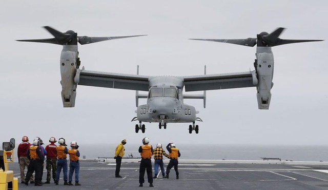 MV-22 Osprey hạ cánh xuống tàu khu trục chở trực thăng JS Hyuga (DDH 182) dưới sự chỉ dẫn của các binh sĩ Nhật Bản.