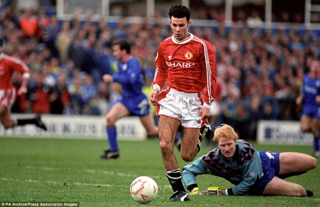 
	Ryan Giggs ghi bàn thắng ấn định tỉ số 6-3 cho Man United trước Old Ham trong ngày lễn Boxing Day 1991
