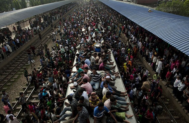 Mọi người ngồi trên nóc toa tàu tại một nhà ga ở Dhaka, Bangladesh.