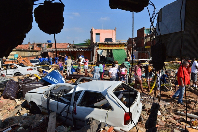 Vòi nước khổng lồ từ đường ống nước bị vỡ phá hủy nhiều nhà cửa và ô tô tại một khu dân ở Rio de Janeiro, Brazil.
