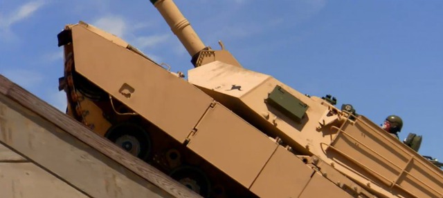 Một chiếc xe tăng M1 được kiểm tra khả năng leo dốc.