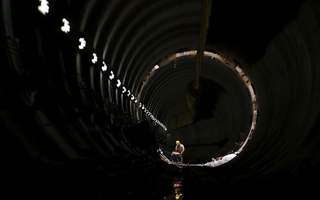 Công nhân làm việc dưới hệ thống cống thoát nước ở Ecatepec, Mexico.