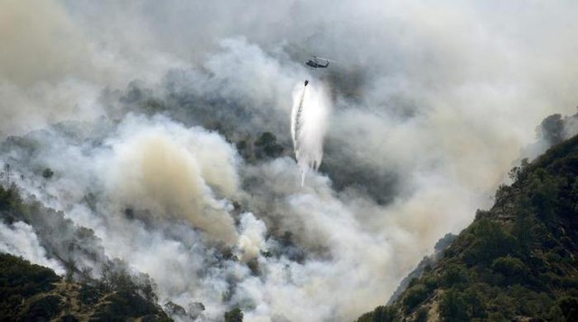 Trực thăng thả nước chữa cháy rừng trong vườn quốc gia Mount Diablo ở California, Mỹ.