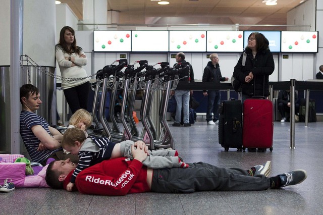 Hành khách bị mắc kẹt tại sân bay Gatwick ở London, Anh, sau khi hàng trăm chuyến bay tại đây bị hủy bỏ.