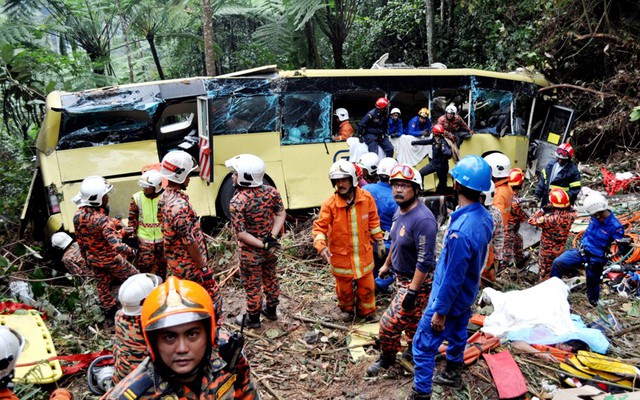 Các nhân viên cứu hộ làm việc tại hiện trường vụ tai nạn xe bus lao xuống khe núi ở Pahang, Malaysia, khiến 37 người thiệt mạng.