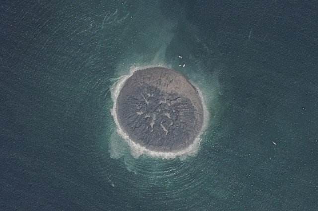 Ảnh vệ tinh chụp hòn đảo mới xuất hiện ở ngoài khơi bờ biển Pakistan sau trận động đất mạnh 7,7 độ richter.
