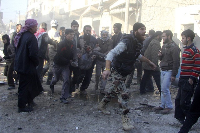 Mọi người đưa một nạn nhận bị thương đi cấp cứu sau cuộc không kích ở Aleppo, Syria.