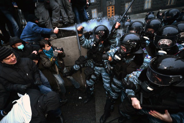 Người biểu tình đụng độ với cảnh sát chống bạo động trên đường phố ở Kiev, Ukraine.