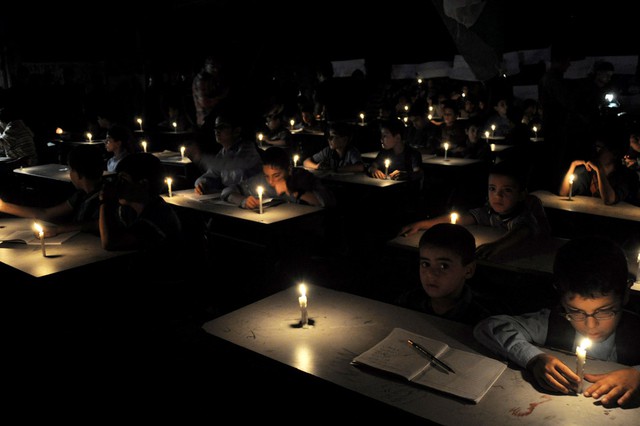 Học sinh thắp nến trong trại tị nạn Jabalia  để biểu tình phải đối tình trạng thiếu nhiên liệu dẫn tới thiếu điện ở thành phố Gaza.