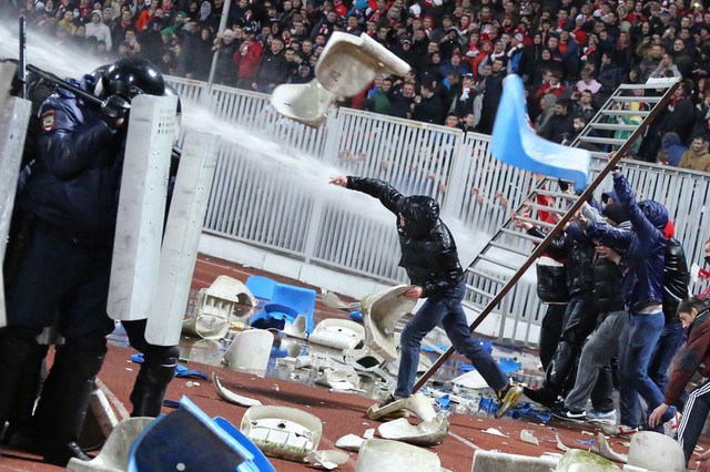 Những cổ động viên quá khích đập phá và ném ghế vào lực lượng cảnh sát chống bạo động trong trận đấu bóng đá giữa hai đội Shinnik và Spartak tại cúp quốc gia Nga.
