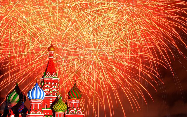 Pháo hoa rực sáng trên bầu trời nhà thờ St Basil trong lễ hội âm nhạc và quân sự quốc tế tháp Spasskaya tại quảng trưởng Đỏ ở Moscow, Nga.
