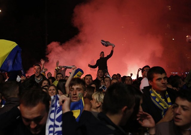  	Người hâm mộ bóng đá Bosnia ăn mừng sau khi đội tuyển bóng đá quốc gia nước này thắng 1 - 0 trước đối thủ Bosnia tại vòng loại World Cup 2014.