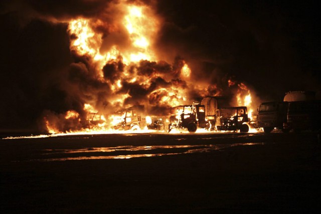 Đoàn xe chở nhiên liệu của NATO bốc cháy dữ dội sau khi bị tấn công bằng rocket ở thành phố ở ngoại ô thành phố Karachi, Pakistan.