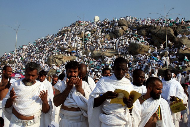 Những người Hồi giáo hành hương cầu nguyện trên núi Arafat gần thành phố Mecca, Ả-rập Xê-út.
