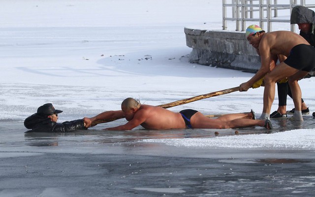 Mọi người đang cố gắng cứu một người đàn ông ngã xuống hồ bị đóng băng ở thành phố Trường Xuân, tỉnh Cát Lâm, Trung Quốc.