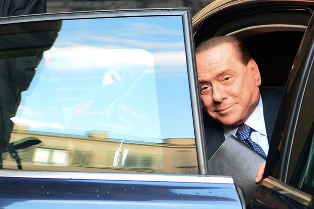 Cựu Thủ tướng Italia Silvio Berlusconi ra khỏi chiếc xe limousine để tới một cuộc gặp các nghị sĩ thân cận tại Rome.