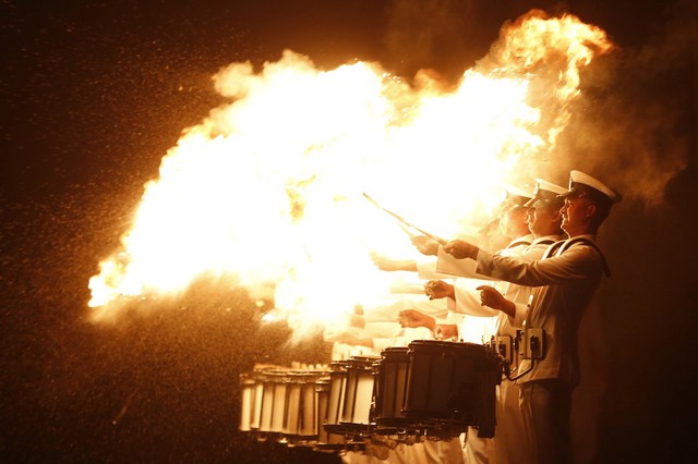 Một ban nhạc biểu diễn với lửa trong lễ kỷ niệm ngày Hải quân Ấn Độ ở Mumbai.