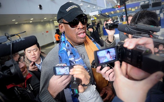 Cựu ngôi sao bóng rổ Mỹ Dennis Rodman phát biểu với phóng viên tại sân bay ở Bắc Kinh trước khi sang thăm Triều Tiên từ ngày 19 đến 22/12.