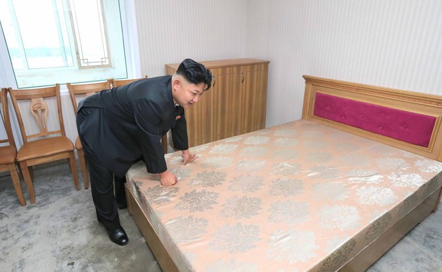 Nhà lãnh đạo Kim Jong-un kiểm tra giường ngủ trong căn hộ đang xây dựng để làm nơi ở cho các nhà khoa học của Triều Tiên.