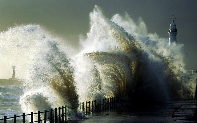 Sóng lớn đập vào bờ biển ở Seaburn gần Sunderland, Anh.