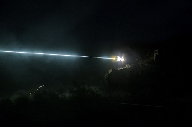 Phương tiện chiến đấu M3A3 Bradley của của quân đội Mỹ tham gia cuộc tập trận bắn đạn thật trong đêm tại Fort Irwin, California.