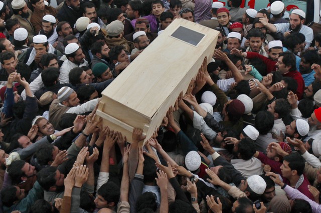Mọi người mang quan tại của nạn nhân thiệt mạng trong một cuộc xung đột tôn giáo ở Rawalpindi, Pakistan.