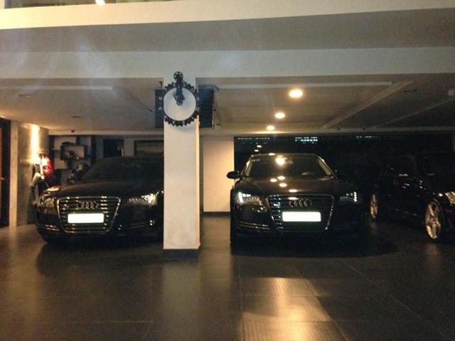  	Hình ảnh hai chiếc xe sang Audi A8L trong garage của đại gia phố núi