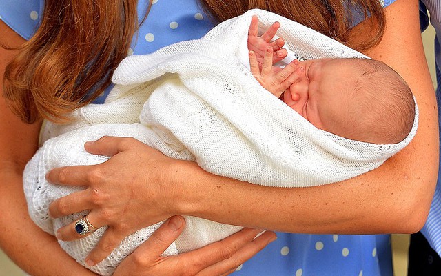 Công nương xứ Cambridge bế con trai mới sinh Hoàng tử George rời khỏi bệnh viện St Mary ở Lindo Wing, Anh.