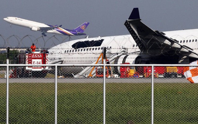 Một chiếc máy bay A330-300 của hãng Thai Airways trượt khỏi đường băng sau khi bánh xe trước sập xuống lúc đang hạ cánh tại sân bay ở Bangkok, làm 13 người bị thương nhẹ.