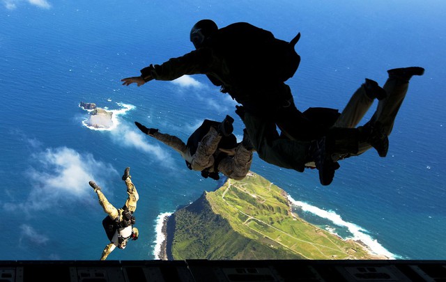 Lính đặc nhiệm Hải quân Mỹ tham gia huấn luyện nhảy dù ở Hawaii.