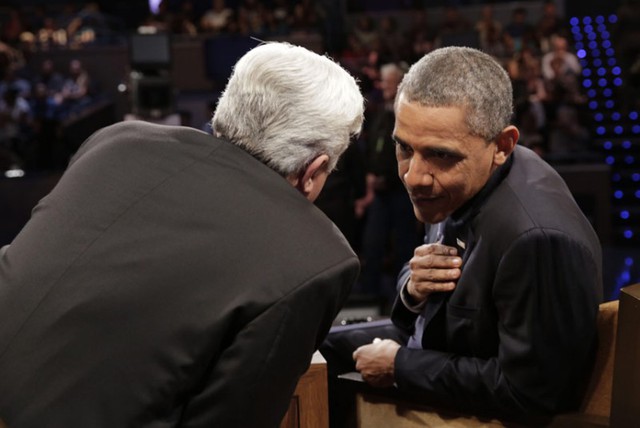 Người dẫn chương trình Jay Leno nói chuyện với Tổng thống Mỹ Barack Obama trong chương trình truyền hình The Tonight show with Jay leno.