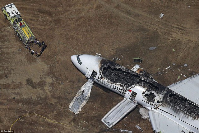 Một chiếc Boeing 777 của hãng hàng không Asiana Airlines rơi trong khi hạ cánh xuống sân bay San Francisco ở California, Mỹ, khiến 2 người thiệt mạng.