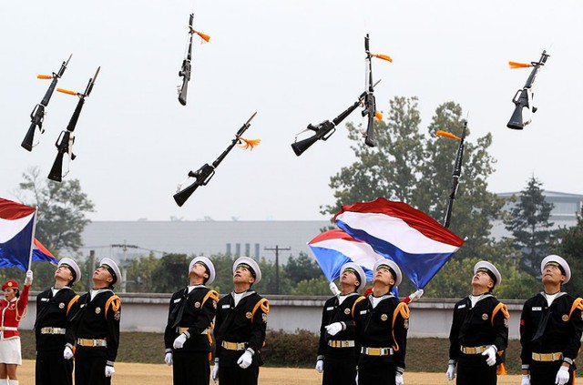 Các binh sĩ Hàn Quốc tung súng trong một nghi lễ tại buổi khai mạc Triểm lãm quốc phòng và hàng không quốc tế Seoul.