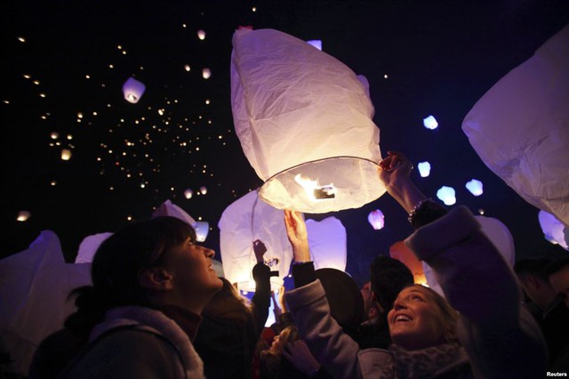 Mọi người thả đèn trời để cầu nguyện may mắn trong dịp lễ Giáng sinh ở Zagreb, Croatia.