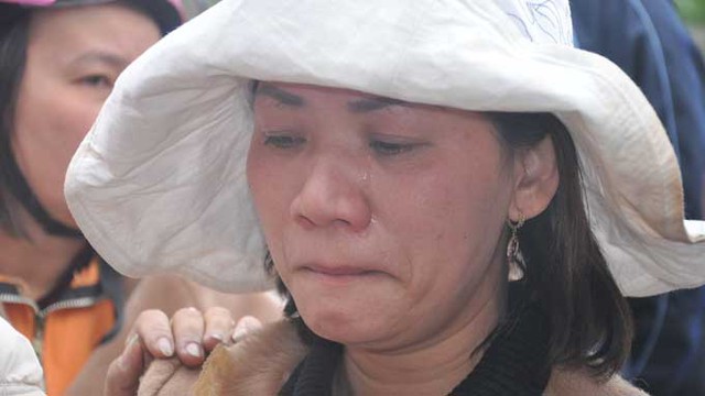 
	Bà Nguyễn Thị Thu Sương khóc vì không đòi được món nợ hơn 3 tỉ đồng.