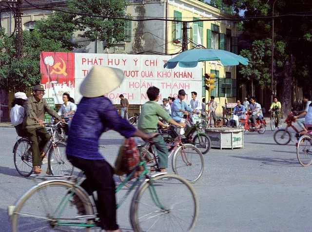  	Xe đạp là phương tiện giao thông thông dụng thời đó.