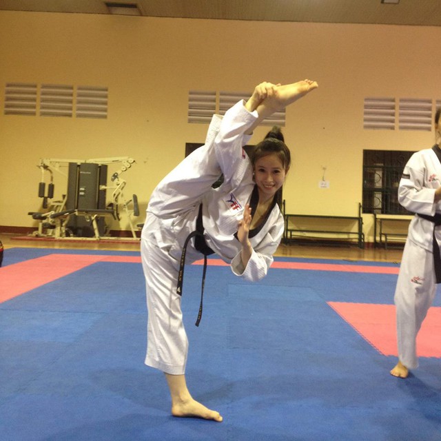 Sốt với các tư thế trên sàn đấu của nữ VĐV xinh đẹp Taekwondo