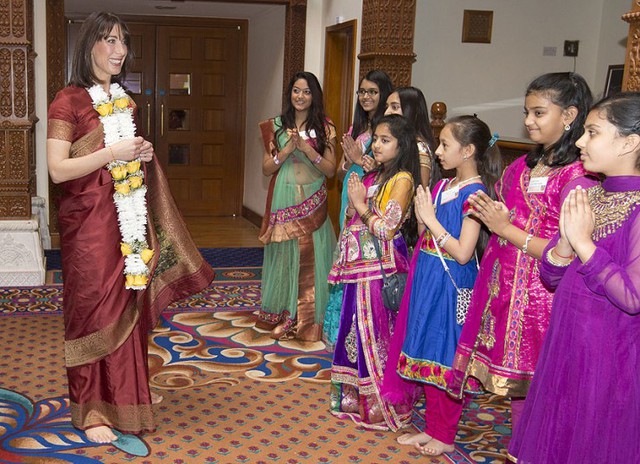 Đệ nhất phu nhân Thủ tướng Anh, bà Samantha Cameron chào các thiếu nữ tại ngôi đền Shri Swaminarayan Mandir của đạo Hindu ở London, Anh.