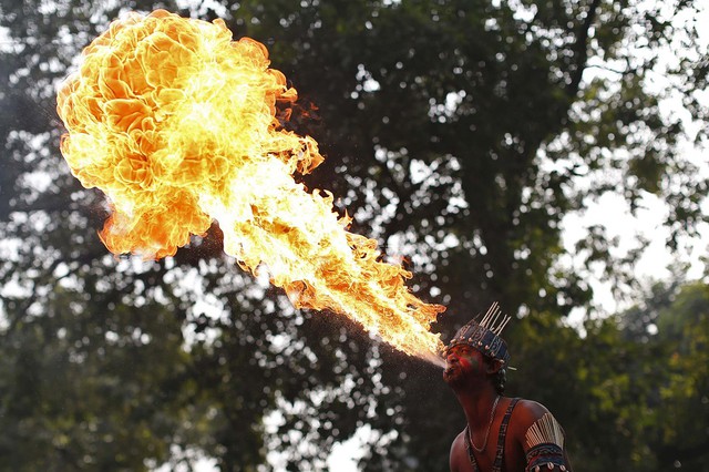 Nghệ sĩ biểu diễn thổi lửa từ miệng tại New Delhi, Ấn Độ.