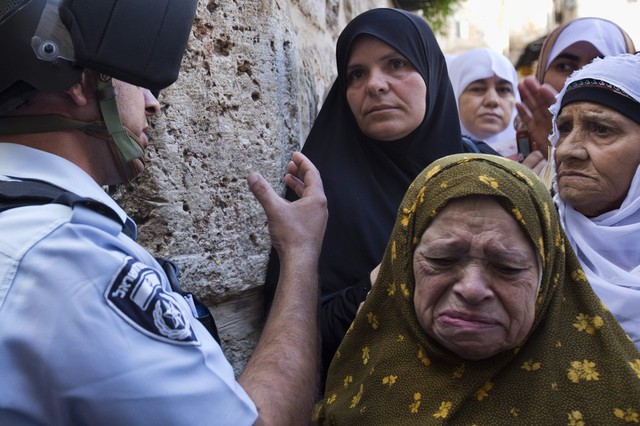 Một phụ nữ người Palestin bật khóc khi bị cảnh sát Israel chặn tại lối vào nhà thờ Al-Aqsa ở Jerusalem.