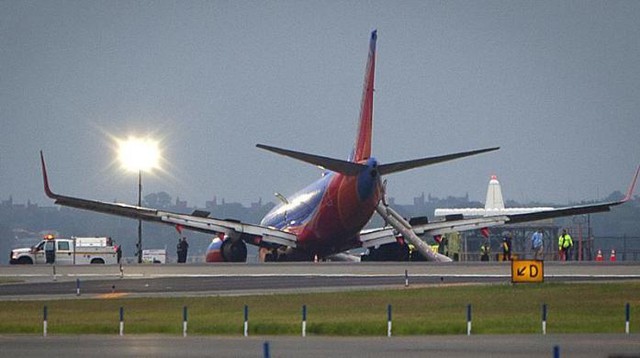 Một chiếc máy bay Boeing 737 của hãng hàng không Southwest Airlines bị gãy càng bánh trước trong khi hạ cánh xuống sân bay LaGuardia ở New York, Mỹ.