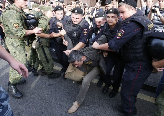 Cảnh sát bắt giữ một người biểu tình phản đối phiên tòa xét xử nhà lãnh đạo đối lập Alexei Navalny ở Moscow, Nga.