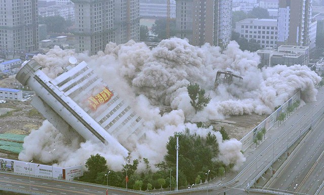 Trụ sở của cơ quan khí tượng tỉnh Liêu Ninh bị đánh sập bằng thuốc nổ tại thành phố Thẩm Dương, Trung Quốc.