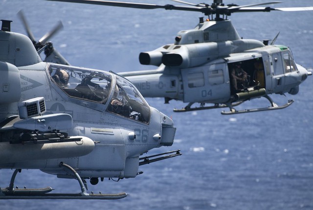 AH-1 Cobra (trước) có thể bay với vận tốc tối đa 273 km/giờ, trong khi vận tốc tối đa của UH-1 Huey là 305 km/giờ.