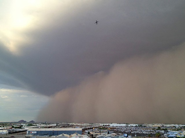 Bão cát cao hàng trăm m tấn công thành phố Phoenix, bang Arizona, Mỹ.