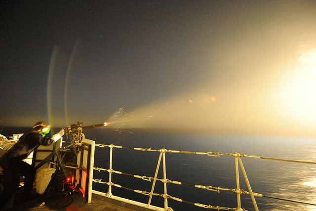 Một binh sĩ đang xả súng vào mục tiêu trên không từ tàu trực thăng HMS Illustrious của Hải quân Hoàng gia Anh trong cuộc tập trân quy mô lớn tại vùng Vịnh.