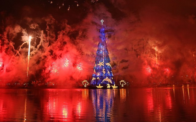 Pháo hoa rực sáng quanh cây thông Giáng sinh nổi tại thành phố Rio de Janeiro, Brazil. Đây là cây thông Giáng sinh nổi lớn nhất thế giới.