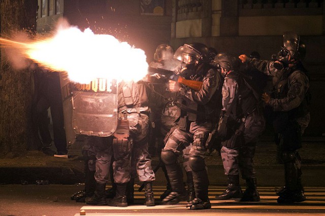 Cảnh sát chống bạo động bắn đạn hơi cay để giải tán người biểu tình Rio de Janeiro, Brazil.