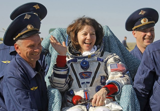 Đội cứu hộ của Cơ quân vũ trụ Nga đưa phi hành gia người Mỹ Cady Coleman khỏi khu vực hạ cánh của tàu vũ trụ Soyuz gần thị trấn Kazakh, Dzhezkazgan.